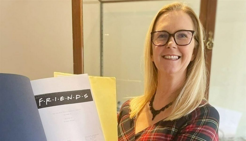 نصوص “فريندز” تباع بآلاف الدولارات بعد العثور عليها في النفايات