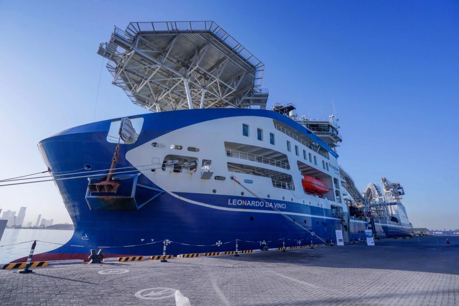 أكبر سفينة في العالم لمد الكابلات تبدأ العمل في مشروع “أدنوك” و”طاقة” لربط عمليات حقول “أدنوك” البحرية بالشبكة الكهربائية