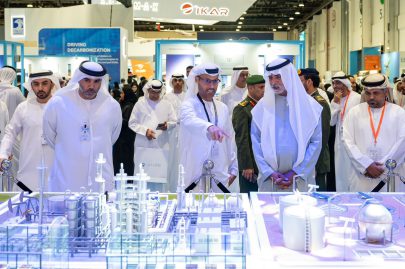 نهيان بن مبارك يزور معرضي “يومكس” و”سيمتكس”