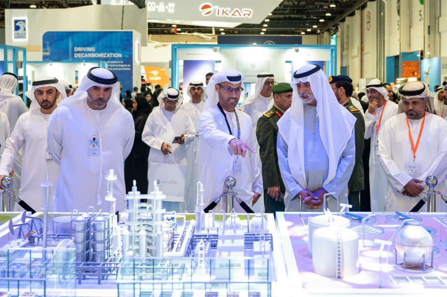 نهيان بن مبارك يزور معرضي “يومكس” و”سيمتكس”