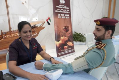 شرطة عجمان تنظم حملة إنسانية للتبرع بالدم بالتعاون مع مركز خدمات نقل الدم