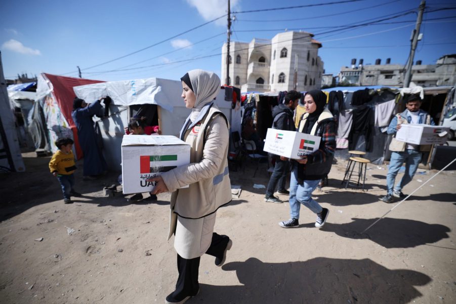 “الهلال” يواصل توزيع المساعدات الإنسانية على أهالي قطاع غزة