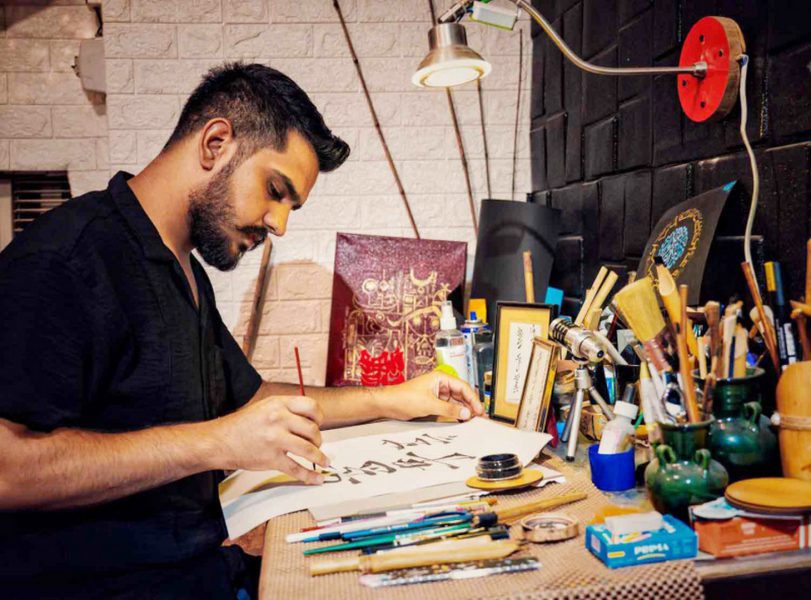 شاب عراقي يطوع اللغات الأجنبية في الخط العربي