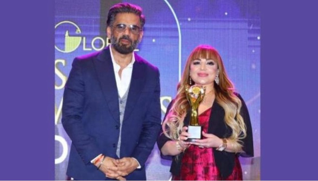 سونيل شيتي يسلم خاجة جائزة «ساجا»