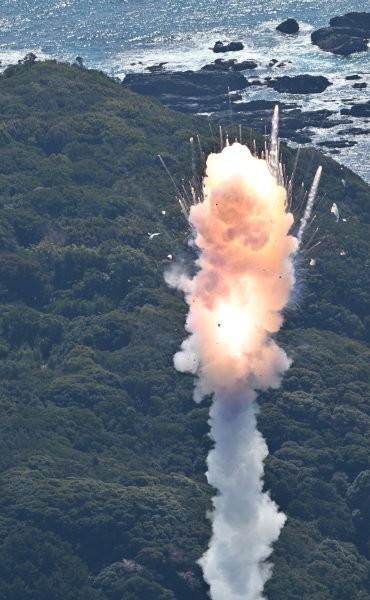 انفجار صاروخ كايروس الياباني بعد انطلاقه مباشرة