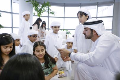 حمدان بن محمد يلتقي مجموعة من الأطفال المواطنين المشاركين في تنظيف فرجان دبي عقب الحالة الجوية الاستثنائية