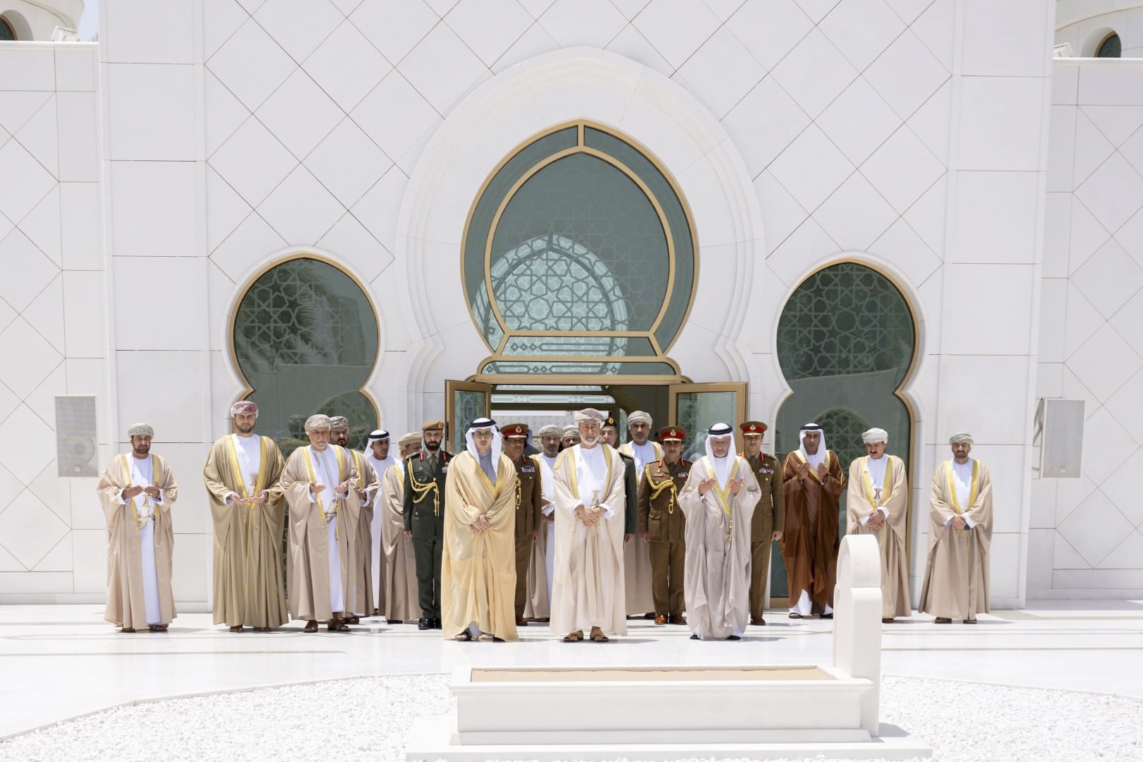 سلطان عمان يزور جامع الشيخ زايد في أبوظبي يرافقه منصور بن زايد