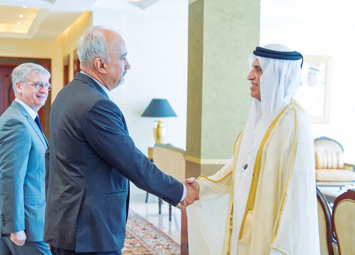 سعود بن صقر يبحث تعزيز علاقات التعاون مع سفير باكستان