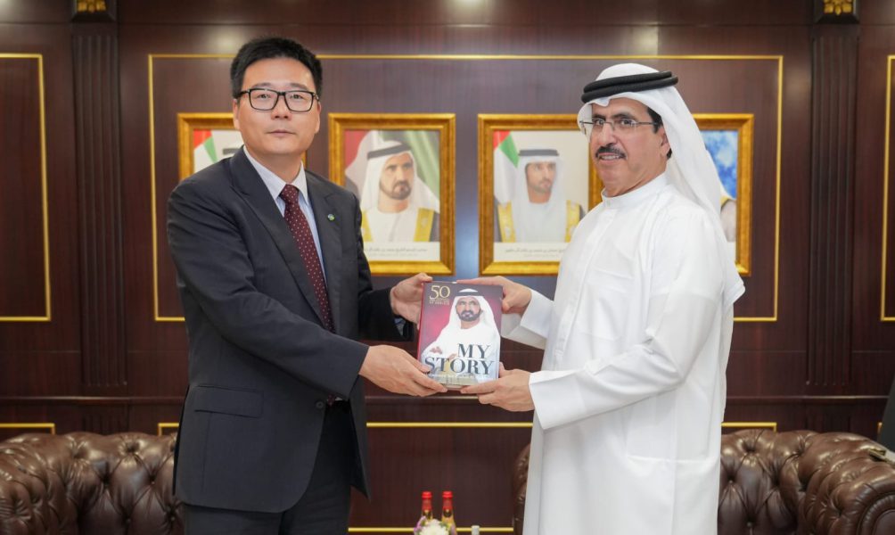 معالي سعيد محمد الطاير يعقد اجتماعًا مثمرًا مع رئيس مجلس إدارة شركة شنغهاي إلكتريك الصينية العالمية