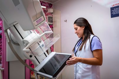 فحوصات مدعومة بالذكاء الاصطناعي لاكتشاف حالات سرطان الثدي بين النساء في المجتمعات المتضررة في كوستاريكا