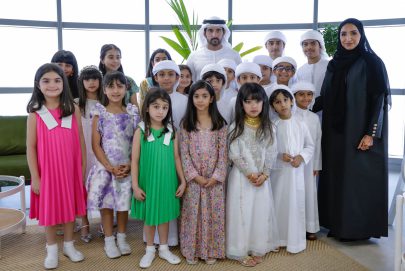 حمدان بن محمد يلتقي مجموعة من الأطفال المواطنين شاركوا في تنظيف فرجان دبي عقب الحالة الجوية الاستثنائية