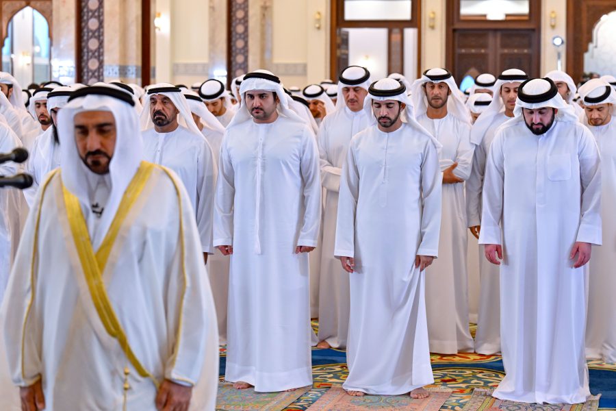 حمدان ومكتوم بن محمد يؤديان صلاة عيد الفطر في مسجد زعبيل الكبير بدبي