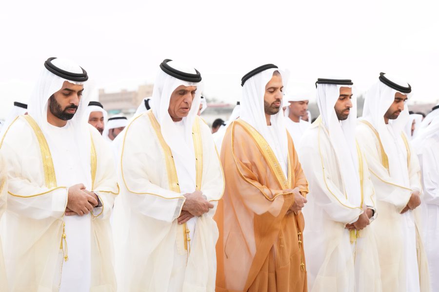 سعود بن صقر يؤدي صلاة عيد الفطر بمصلى العيد الكبير في خزام