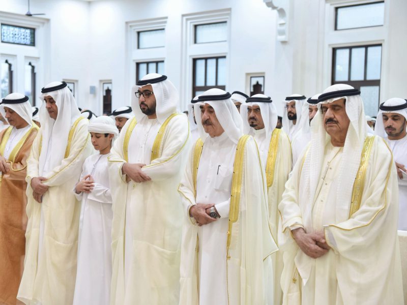 حاكم أم القيوين يؤدي صلاة عيد الفطر بمسجد الشيخ أحمد بن راشد المعلا