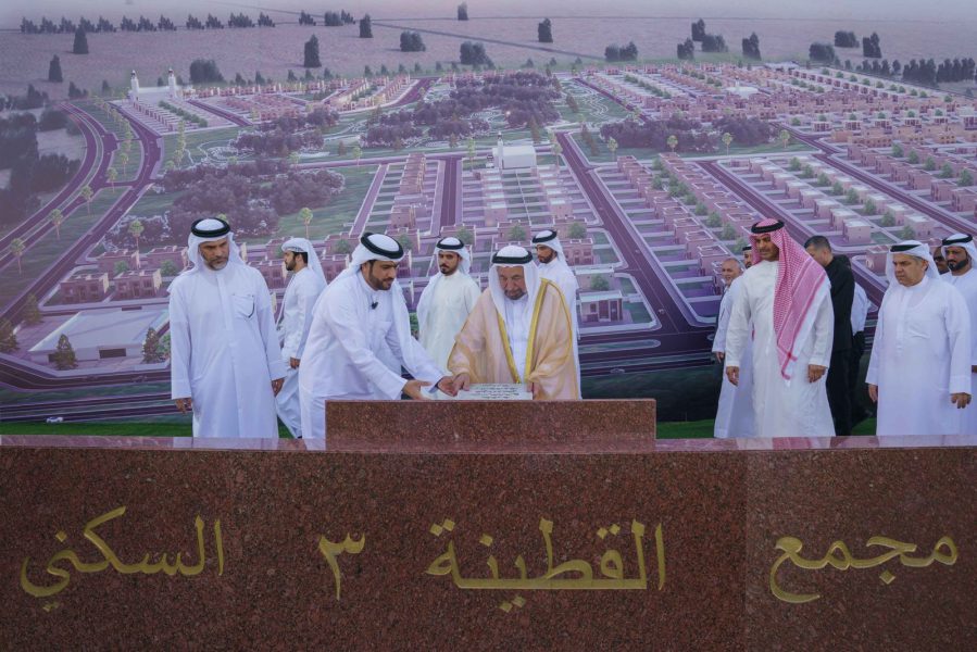 حاكم الشارقة يضع حجر أساس مجمعي القطينة 3 والشنوف 4 السكنيين ويعتمد قائمة مستحقي مجمع القطينة 1