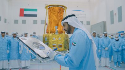 حمدان بن محمد يعتمد إطلاق القمر الاصطناعي 