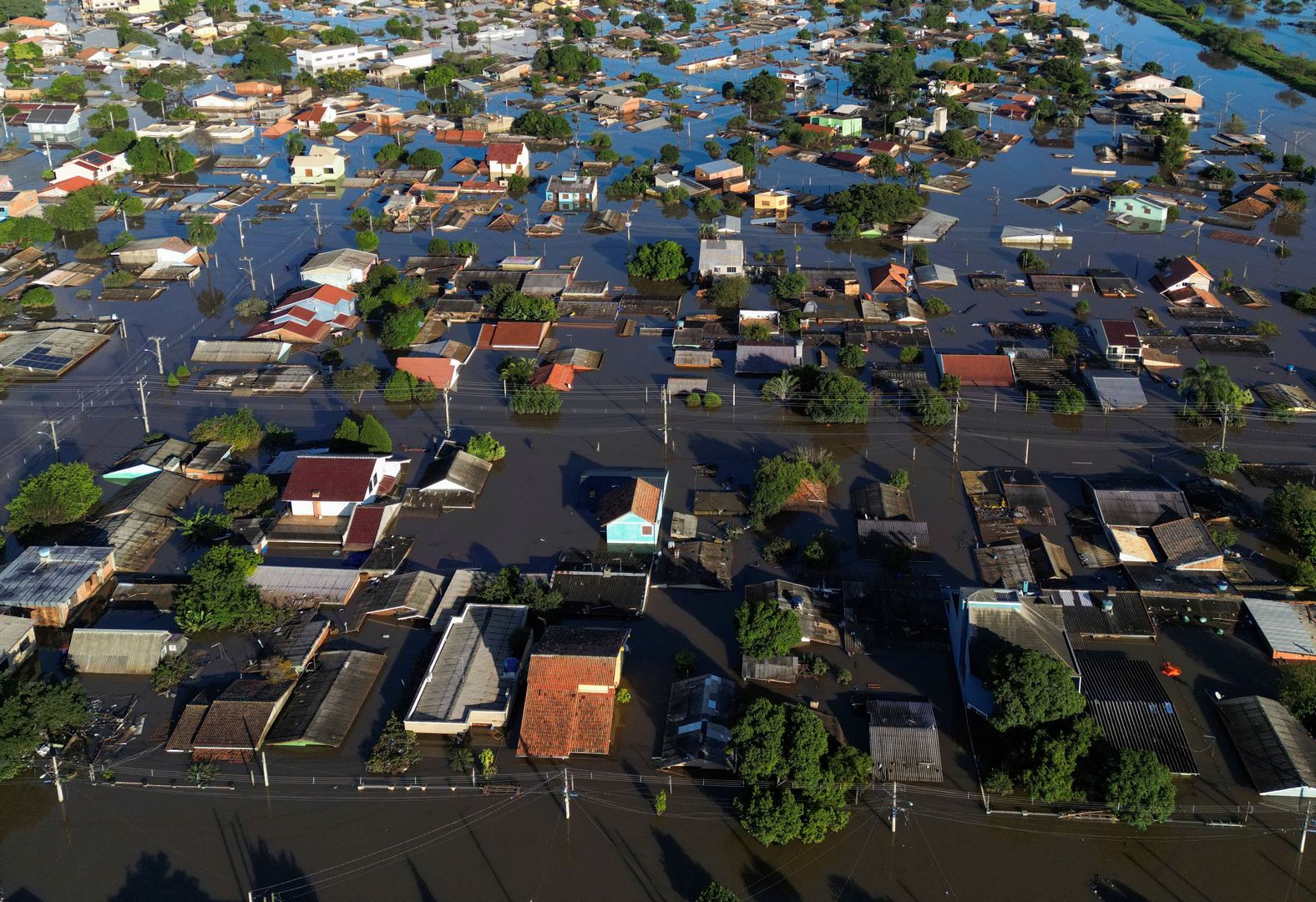 ارتفاع عدد ضحايا الفيضانات في جنوب البرازيل إلى 107