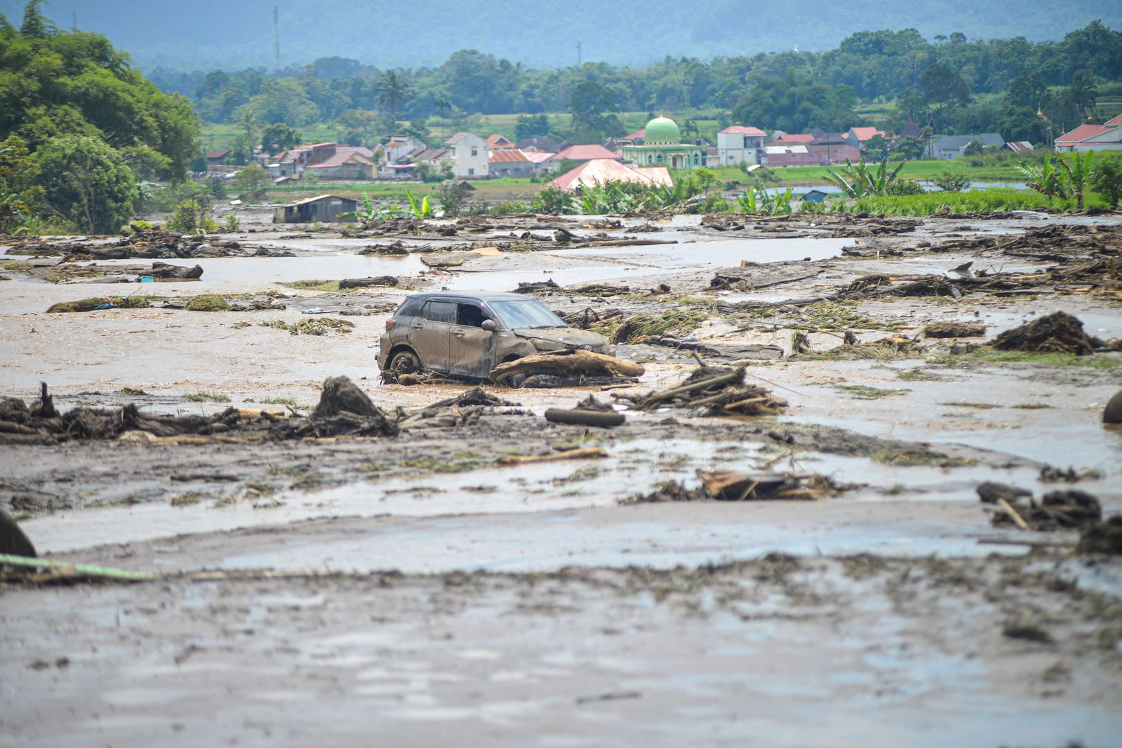 ارتفاع حصيلة ضحايا الفيضانات في إندونيسيا إلى 58
