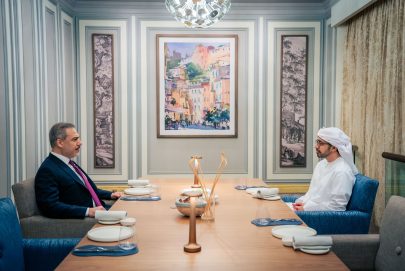 عبدالله بن زايد يستقبل وزير خارجية تركيا ويبحثان العلاقات الثنائية وجهود خفض التصعيد بالمنطقة