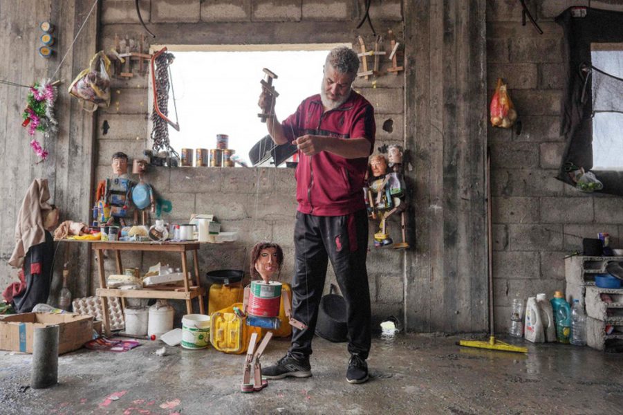 صانع دمى يحوّل العلب المعدنية المستعملة إلى ألعاب