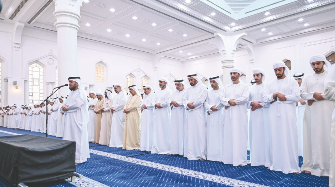 حاكم عجمان وولي عهده والشيوخ يؤدون صلاة الجنازة على جثمان الشيخة ميرة بنت علي النعيمي