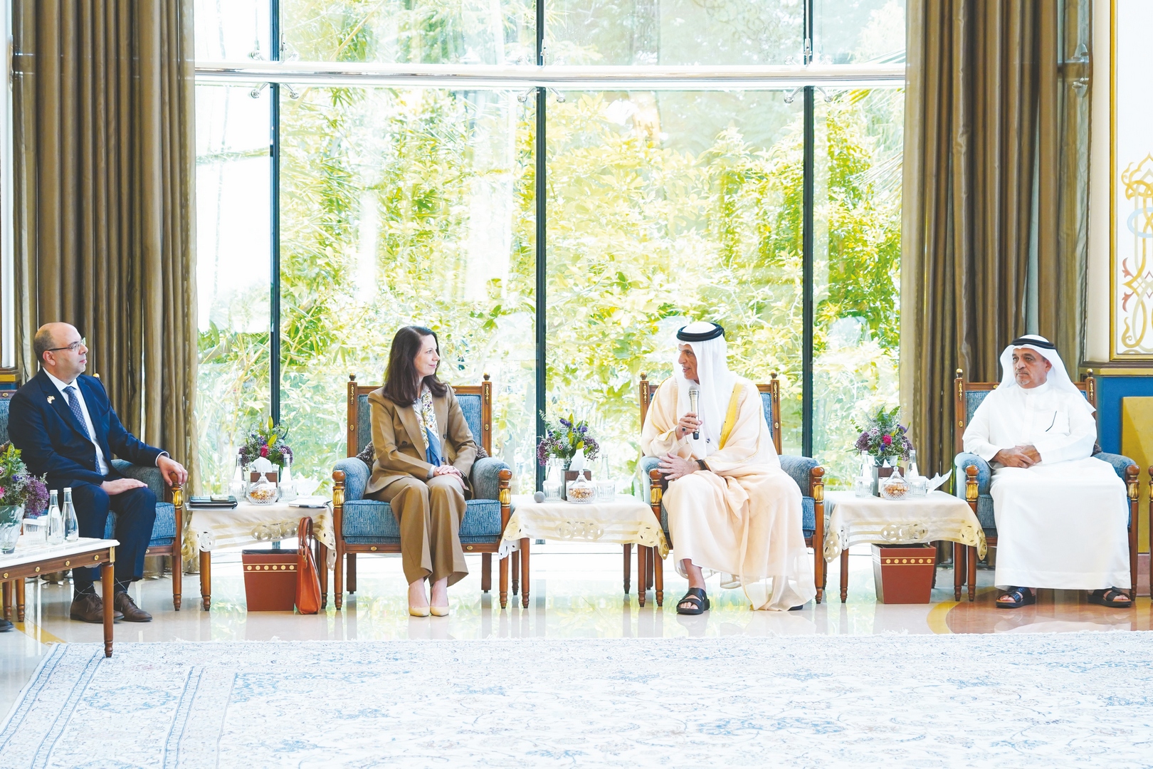 سعود بن صقر يستقبل وفداً من الولايات المتحدة وغرفة التجارة الأمريكية في دبي