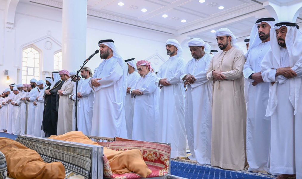 عمار بن حميد يؤدي صلاة الجنازة على جثماني ربيع بن ياقوت وجاسم الحوسني