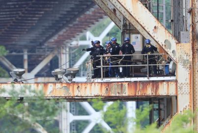 شرطة نيويورك تعتقل شاباً تسلق جسر جورج واشنطن وعطّل حركة المرور