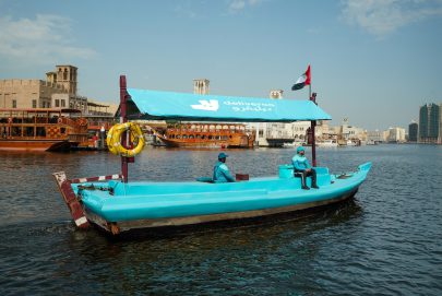 ديليفرو توصل طلباً حصرياً على متن قارب العبرة في خور دبي