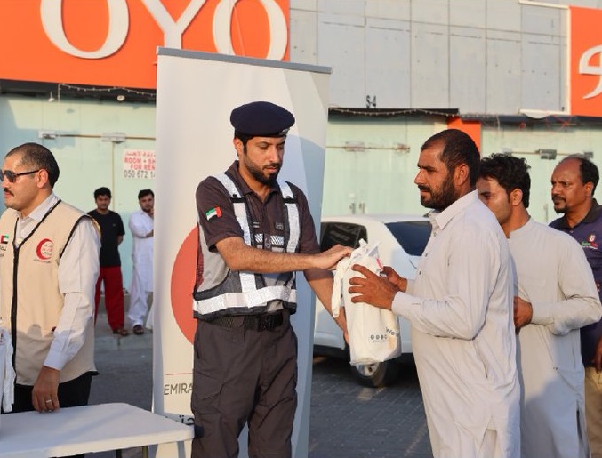 شرطة أبوظبي و”الهلال الأحمر” ينفذان مبادرة لحماية العمال من حرارة الشمس
