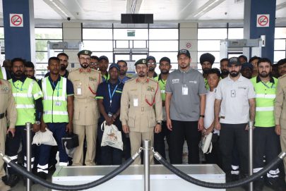 شرطة دبي تكرم عمال المطار في يومهم العالمي