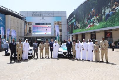خلال معرض سوق السفر العربي 2024 شرطة دبي تضم سيارتي 