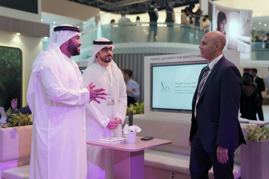 “الهوية والجنسية” تستعرض فئات الإقامة الذهبية وتأشيرة السياحة متعددة الدخول خلال سوق السفر العربي