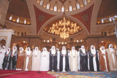 حمد الشرقي يؤدي صلاة عيد الأضحى المبارك بحضور ولي العهد في جامع الشيخ زايد بالفجيرة