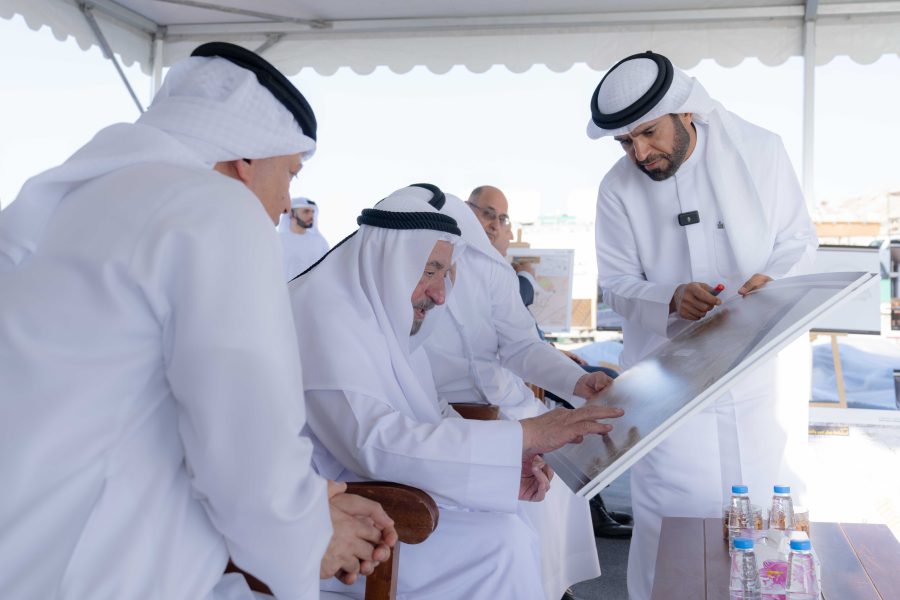 حاكم الشارقة يتفقد مشروع استراحة “فوق الغمام” على جبل ديم بمدينة كلباء