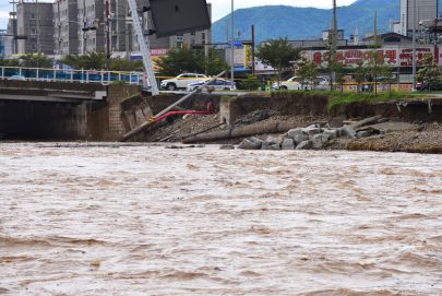 رياح قوية وأمطار غزيرة تخلف أضراراً في جميع أنحاء كوريا