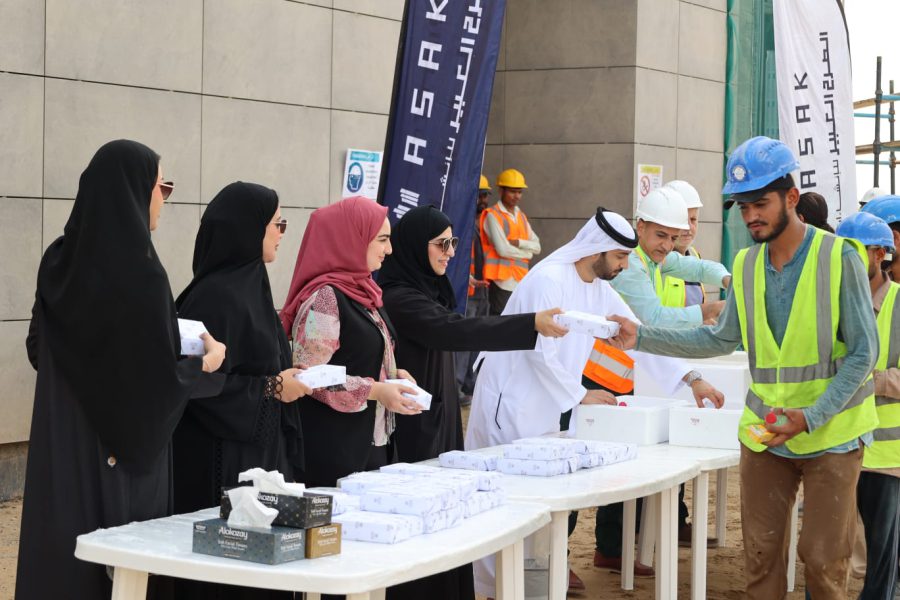 أشغال الشارقة توزع مراوح ذكية على العمال في أحد مشاريعها الإنشائية