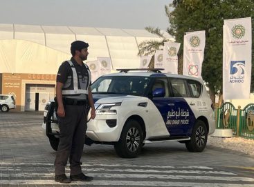 شرطة أبوظبي‬⁩ تشارك في تأمين مهرجان ليوا للرطب 2024