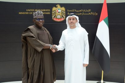 مدير مكتب وزارة الخارجية في دبي يتسلم البراءة القنصلية من القنصل العام لنيجيريا