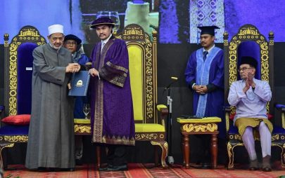 جامعة العلوم الإسلامية الماليزية تمنح شيخ الأزهر الدكتوراة الفخرية