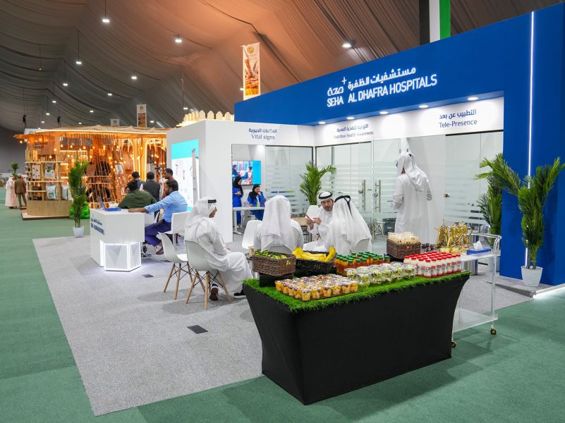 مستشفيات الظفرة تقدم التوعية الصحية لزوار مهرجان ليوا للرطب