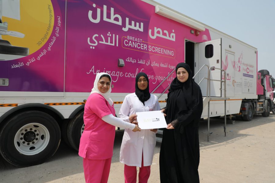 بالتعاون مع العيادة المتنقلة للقافلة الوردية فحوصات سرطان الثدي لمنتسبات الشارقة للتمكين الاجتماعي
