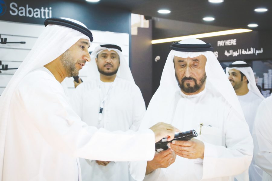 فيصل بن سلطان القاسمي يزور جناح “تسليح” في معرض “الصيد والفروسية”