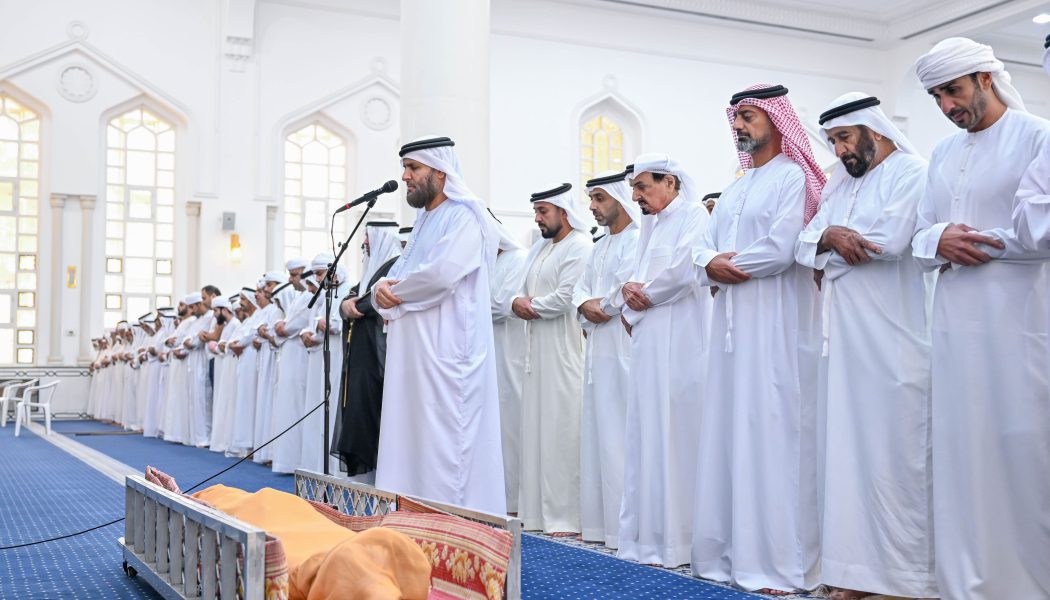 حاكم عجمان وولي عهده يؤديان صلاة الجنازة على جثمان عبدالله سلطان بن غليطة الغفلي