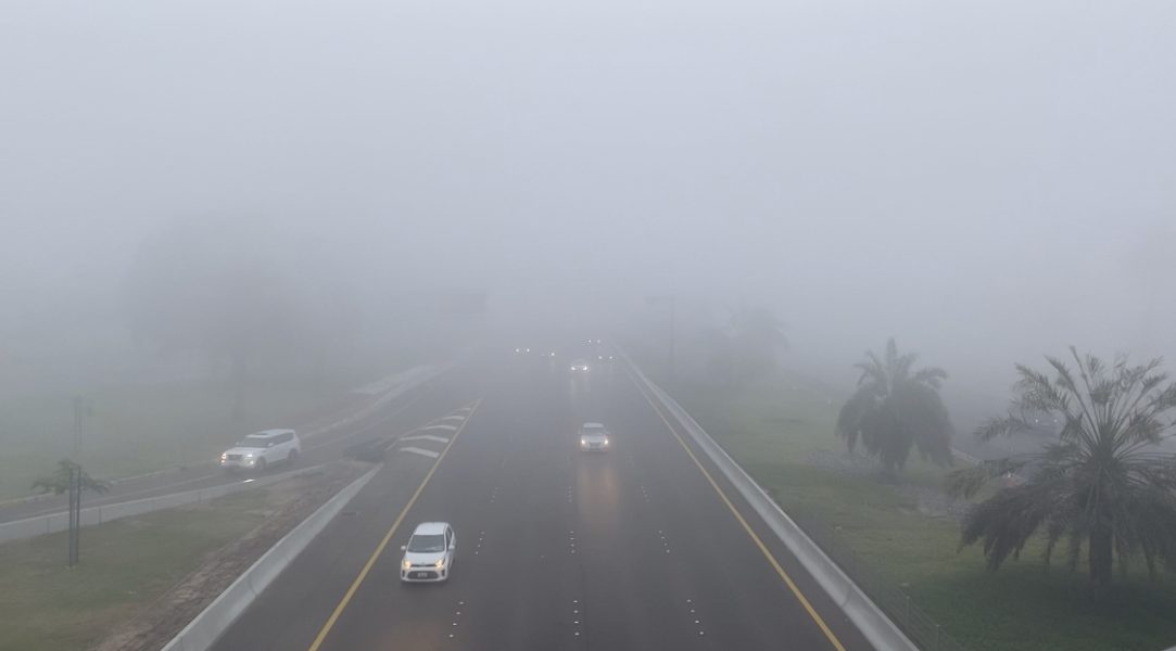 شرطة أبوظبي تدعو السائقين الى الإلتزام بالقيادة الآمنة “أثناء تشكل الضباب”