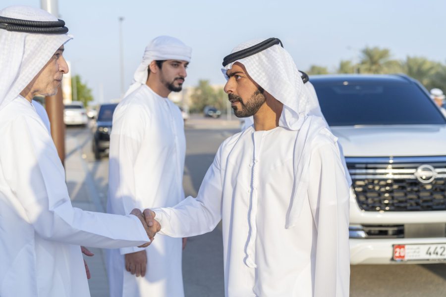 خليفة بن طحنون بن محمد يُقدِّم واجب العزاء في وفاة أحمد جوعان الظاهري