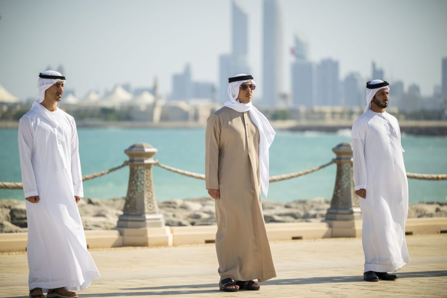 منصور بن زايد يرفع علم الإمارات على سارية قصر الوطن
