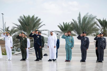 ذياب بن محمد بن زايد يشارك في وقفة الدعاء الصامت في واحة الكرامة بمناسبة يوم الشهيد