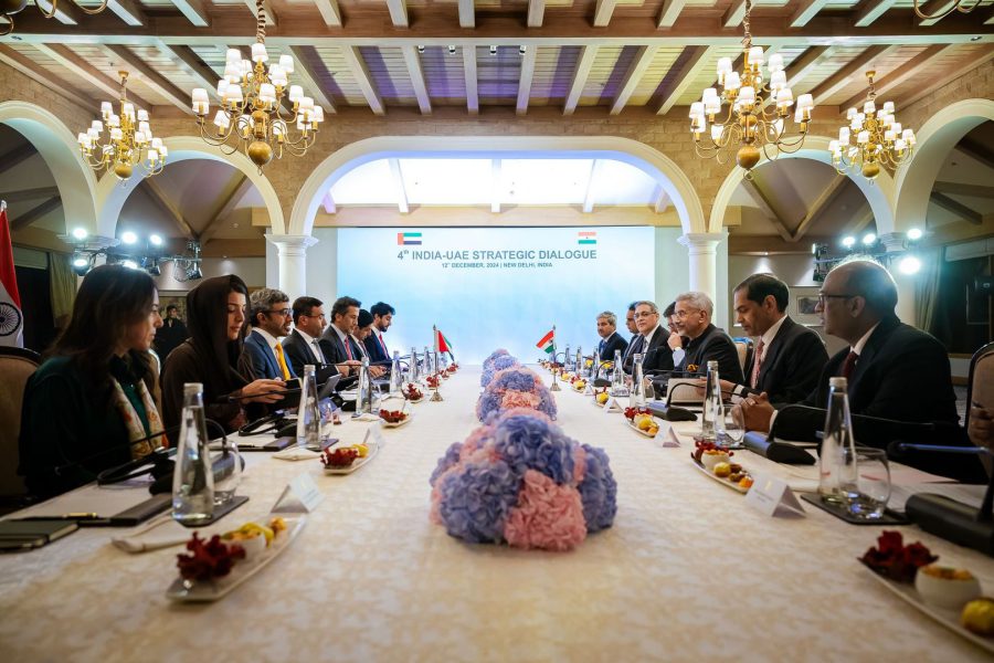 عبدالله بن زايد يلتقي رئيس وزراء الهند في نيودلهي ويبحثان علاقات البلدين