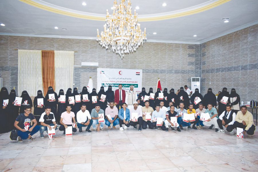 “الهلال الأحمر” يكرّم متطوعيه في المكلا